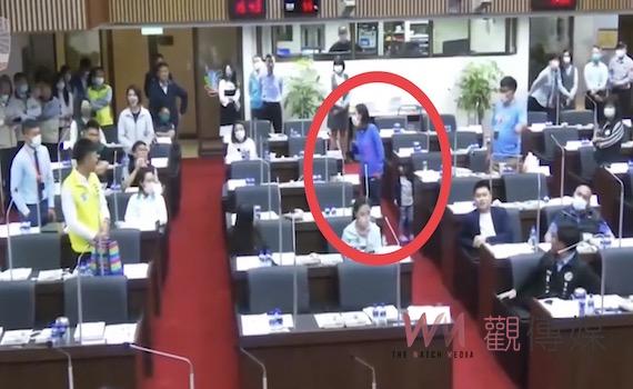 女議員帶幼女進議會竟遭男議員拍桌怒吼 藍軍要求公開道歉