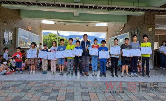 池上鄉公所提前歡慶兒童節 互動魔術驚叫連連