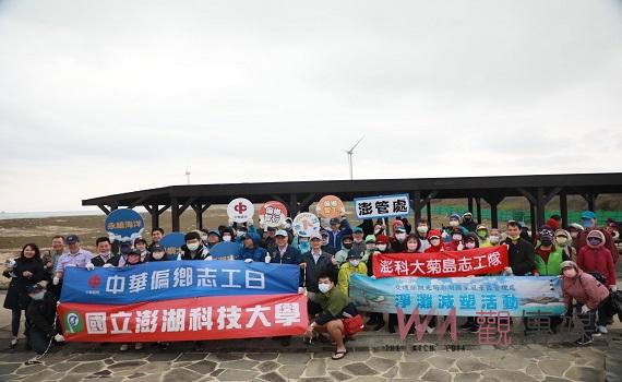 周永暉帶領志工頂風淨灘 為永續海洋盡棉薄之力