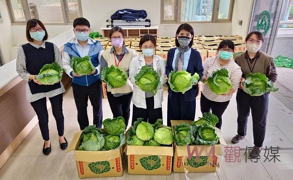雲基院長鄭清源購贈高麗菜 支持農民朋友