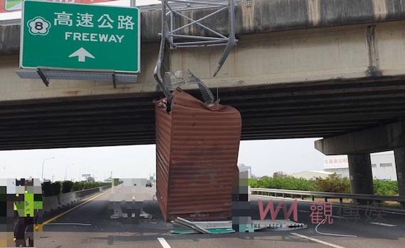 貨櫃突彈起撞國道跨越橋體     嚴重回堵耗5小時終排除 