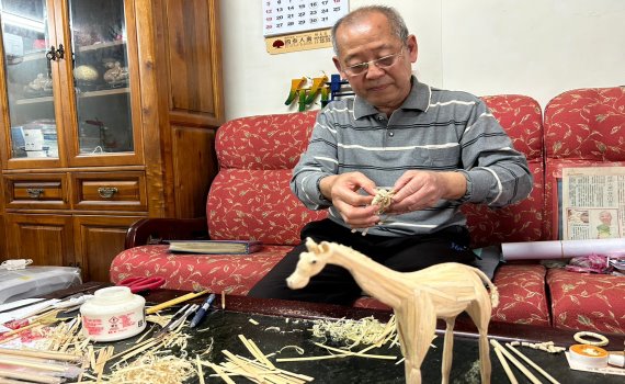 湯爺爺的竹藝人生　成美藝廊展出翠竹白菜19件作品 