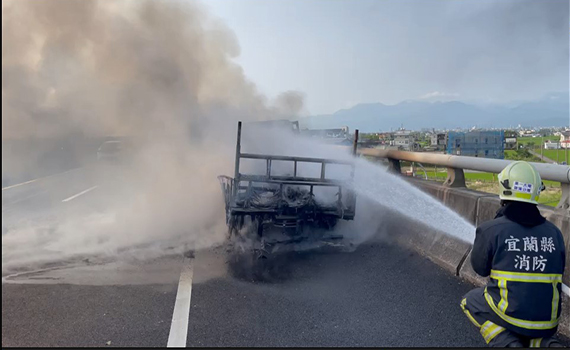 國五火燒車 駕駛逃出未受傷 