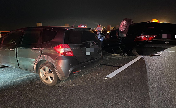國道五號南下51公里處車禍  一翻覆四人受傷另一車有孕婦 