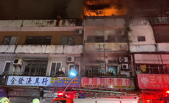 南方澳凌晨火警 老香鋪頂樓起火4受困民眾獲救