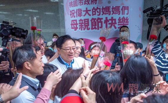 桃園市長張善政快閃送康乃馨 獻唱「天下媽媽都是一樣的」