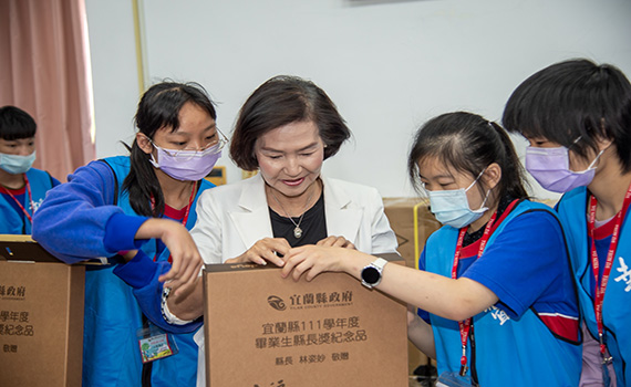 慢飛天使包裝畢業生縣長獎禮品 林姿妙:給成就感傳遞溫暖與愛