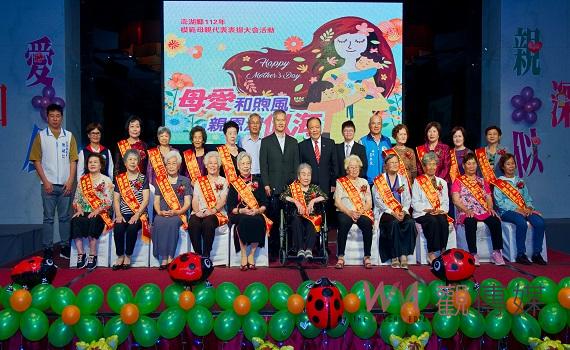 縣府模範母親表揚大會 陳光復鼓勵子女向父母表達愛意
