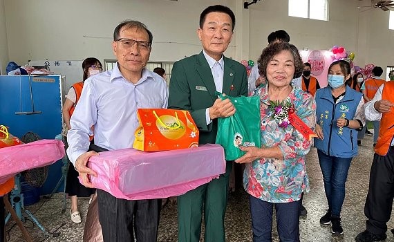 溫馨歡樂母親節　東石公所以行動關懷獨居及弱勢長輩