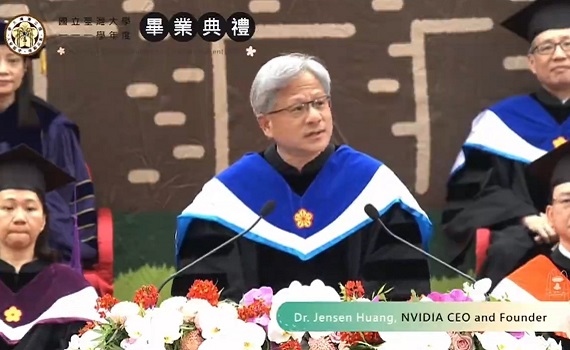 臺大畢業典禮/黃仁勳:善用AI創造驚奇事情 1111:新鮮人職缺成長32%