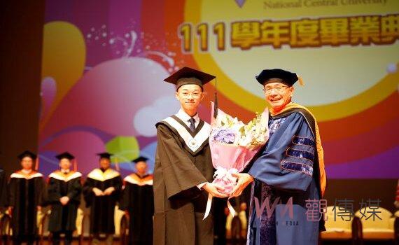 中央大學畢典 校長周景揚自我行銷:想拿高起薪別錯過中大
