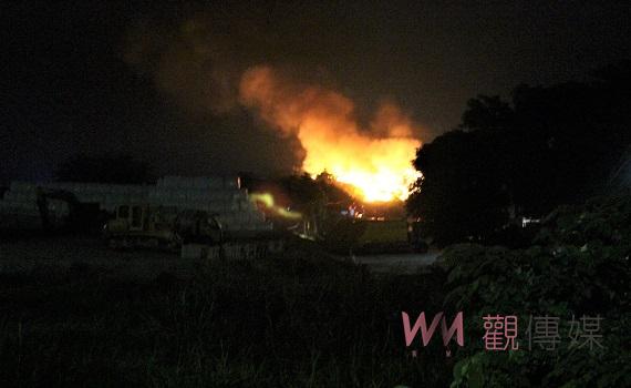 斗南垃圾場深夜起火燃燒 大批消防人員迅速灌救控制