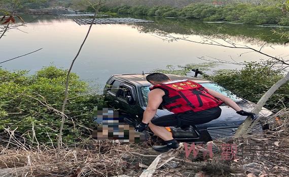 車輛半沉魚塭內　副駕駛座驚見男屍 