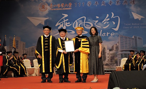 吳東亮獲頒北醫大名譽博士　勉畢業生秉持「醫者父母心」 