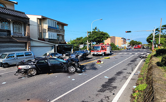 五結鎮安路與溪濱路口機車、小貨車及自小客車連環撞 三人無生命徵象 