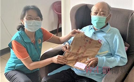 烈焰夏日起始 慶福基金會關懷榮民、眷致贈幸福涼感衣
