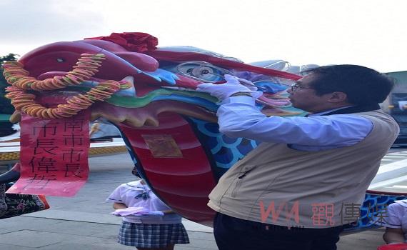 黃偉哲替龍舟開光點睛 祈求台南國際龍舟賽事順利