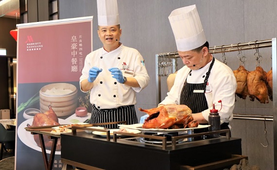 頂級一鴨四吃 高雄飯店業唯一循炭火掛爐燻烤