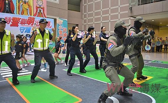 小萌警帶著爸媽　親子體驗警察工作內容