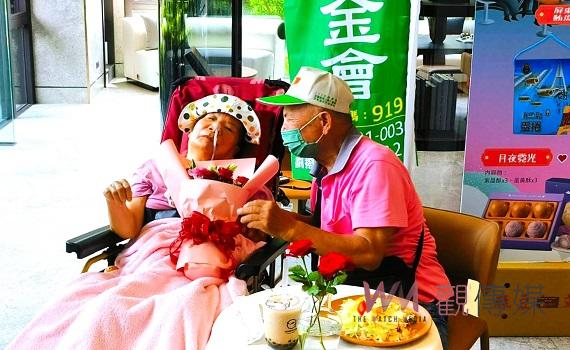 浪漫七夕老農送癱妻玫瑰花 在地建商認購文旦助創世植物人
