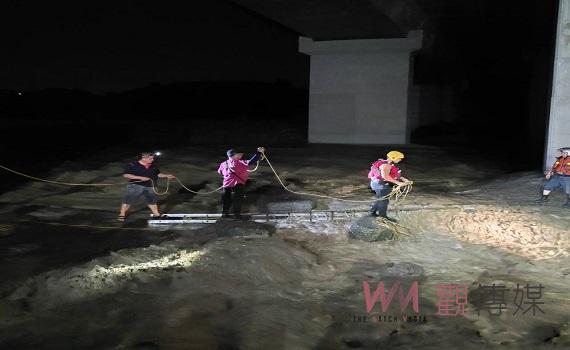 竹山清水溪高速公路橋下釣客受困橋墩搶救