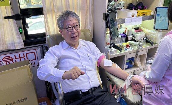 台中市環保局宣導病媒蚊防治暨捐血活動 局長與清潔隊員挽袖為血庫解渴