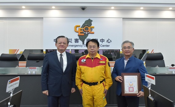 躋身國際搜救菁英 !「高市特搜隊」榮獲國際搜救隊伍證書及標章