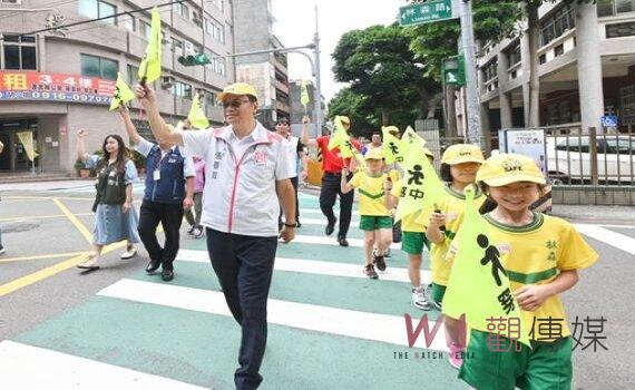 交通安全月校園宣導  桃市府推學童持「小黃旗」過馬路 