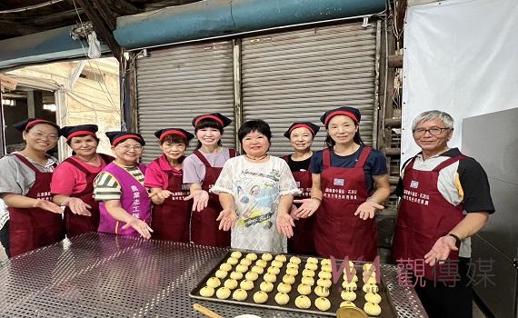 影/北港鎮農會攜手華山基金會關懷長者 送千顆月餅慶中秋