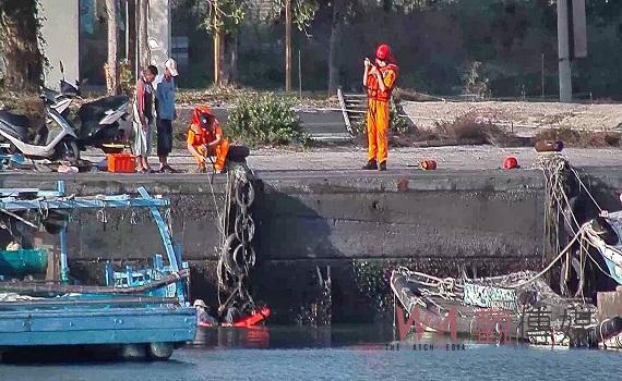 民眾港區散步失足落海 海巡即刻救援成功上岸