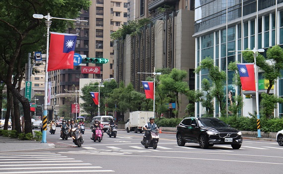 新北國慶升旗估逾2萬民眾參加　滿滿國旗元素慶祝國家生日 