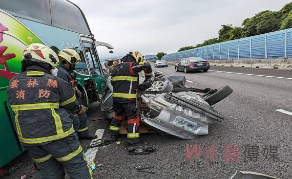 國道3號南下斗六段重大車禍      遊覽車自小客碰撞造成4死 