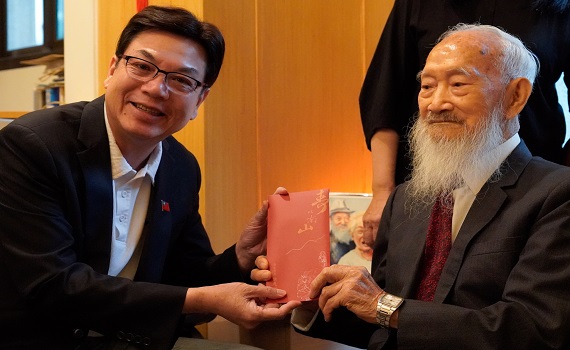 訪視103歲人瑞鄧集成 　劉和然致贈重陽禮 祝長輩健康平安 