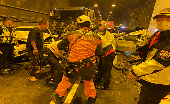  快訊/新澳隧道內17輛車追撞 已知1人死亡12人輕重傷 