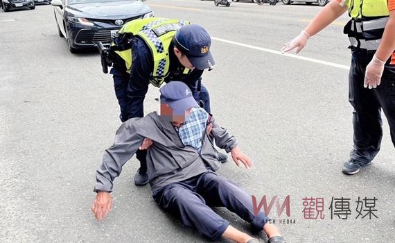巡邏見71歲蔡姓老翁路倒　北港警安全護送返家 