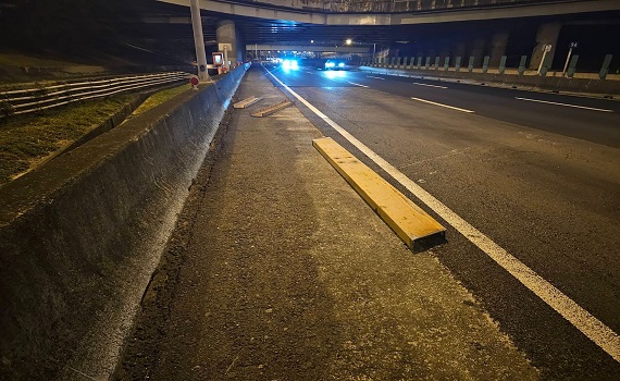 國道1號新竹段「H型鋼梁」散落車道    釀43部車爆胎毀損 