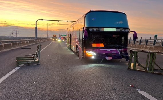 國道血滴子！半聯結車的鐵架飛落國道3號車道　後方3車輾過無傷亡