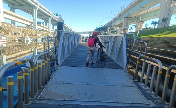 八里台北港浮動橋自行車道已修復開放 