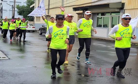 盲人環台公益路跑抵嘉　為若竹兒募愛心年菜