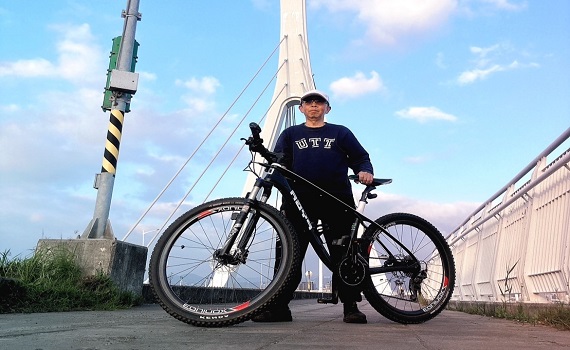 「二鐵校長」何明果元旦完成台北環騎　鼓勵學生借了單車就出發 