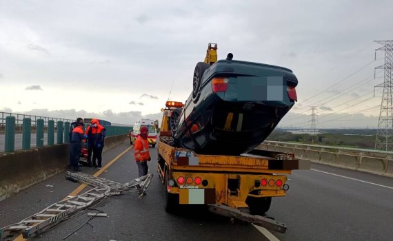 國道3號彰化路段車禍：貨車掉落鋁梯轎車爆胎翻車無傷亡