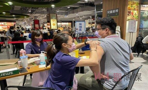 來迺年貨大街！中市衛生局設新冠XBB疫苗接種站 照顧民眾健康 