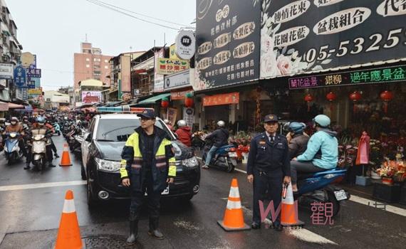 斗六年貨大街採買人潮大爆發　斗六警即時派員加強疏導車流