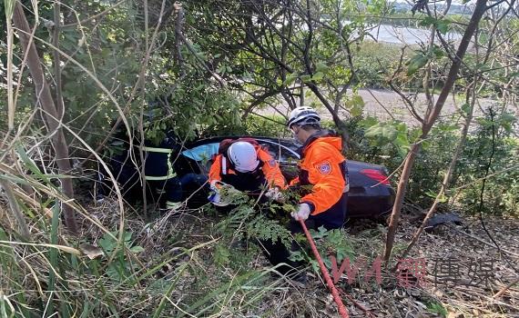 黑色賓士小客撞擊國道護欄！ 落邊坡嚴重毀損車頭冒煙