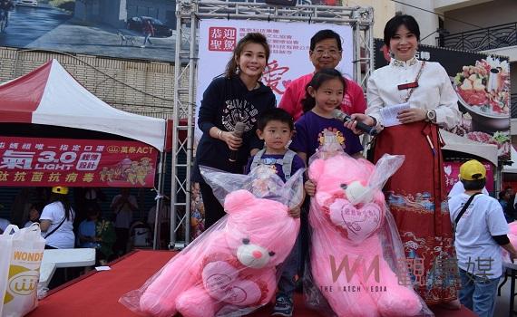 白沙屯媽祖北港進香 萬泰科技捐贈90萬片口罩 跟著粉紅超跑擲聖杯抱回限量粉紅熊