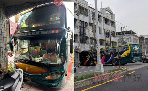 驚魂！和美鎮遊覽車迴轉失控　車頭衝進民宅卡在屋簷