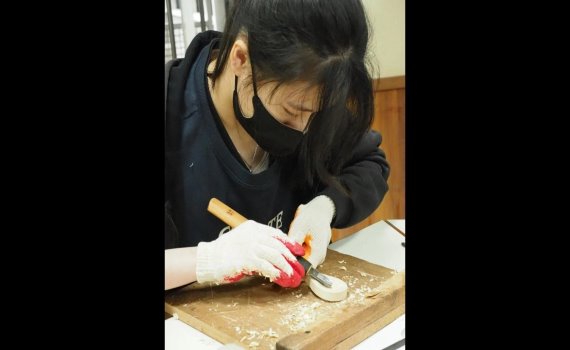 大葉大學攜手鶯歌工商  日籍老師帶領學生體驗木雕工藝