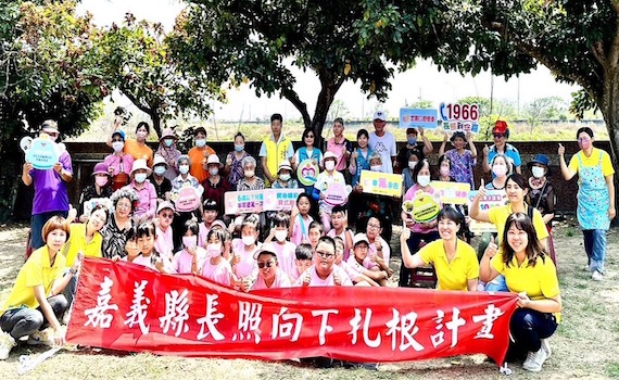 嘉縣府帶領長輩入校園　讓老幼共學「鱟」延續生命體悟