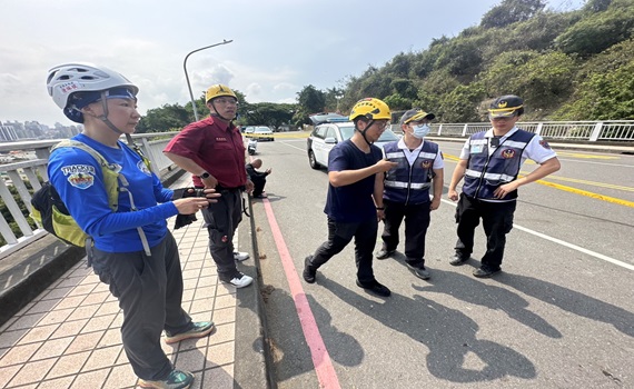 高雄壽山橋傳意外！警消、民力團體架設《繩索吊掛》21公尺高空救援