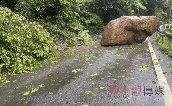 南投仁愛鄉力行產業道路落石擋路 警方交管雙向單線通車